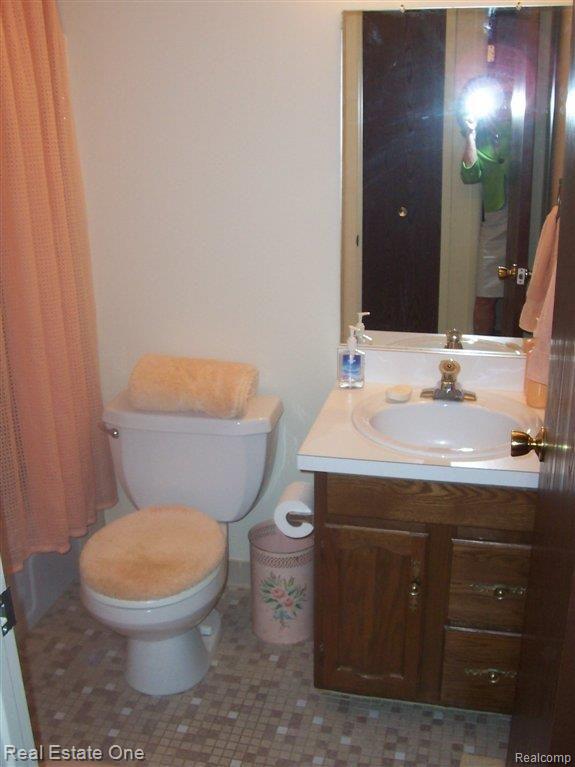 1966 Pondview Court, Unit 126 Rochester, MI 48309 - Photo 12 of 19 Tile Hall Bath w/Tub