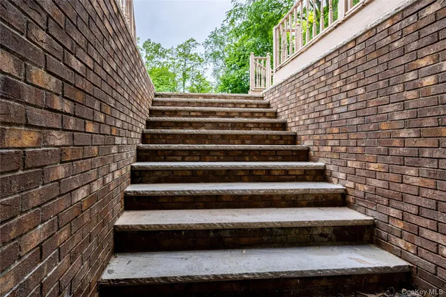 a view of house with garden and trees