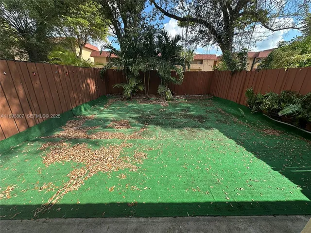 a view of a backyard