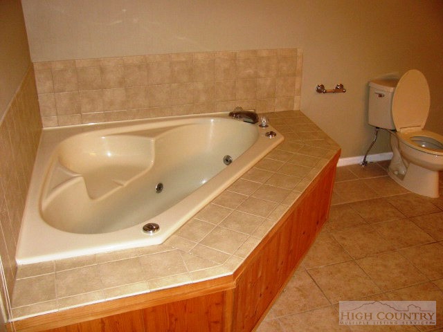 153 Alpine Court Boone, NC 28607 - Photo 3 of 13 a bathroom with a tub and toilet
