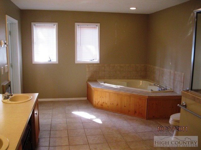 153 Alpine Court Boone, NC 28607 - Photo 5 of 13 a bathroom with a bathtub and sink
