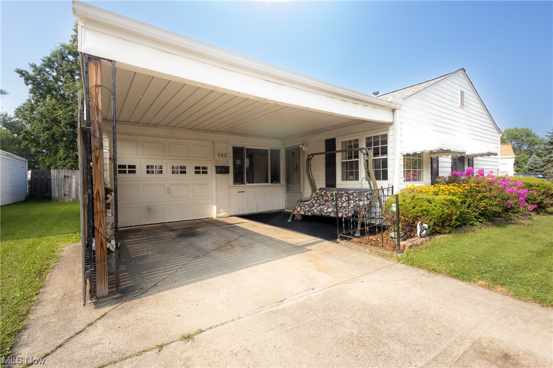 682 Weller Road Elyria, OH 44035 - Photo 1 of 27