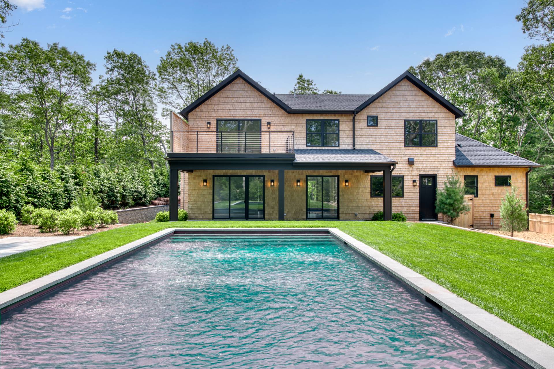 a view of an house with backyard and garden