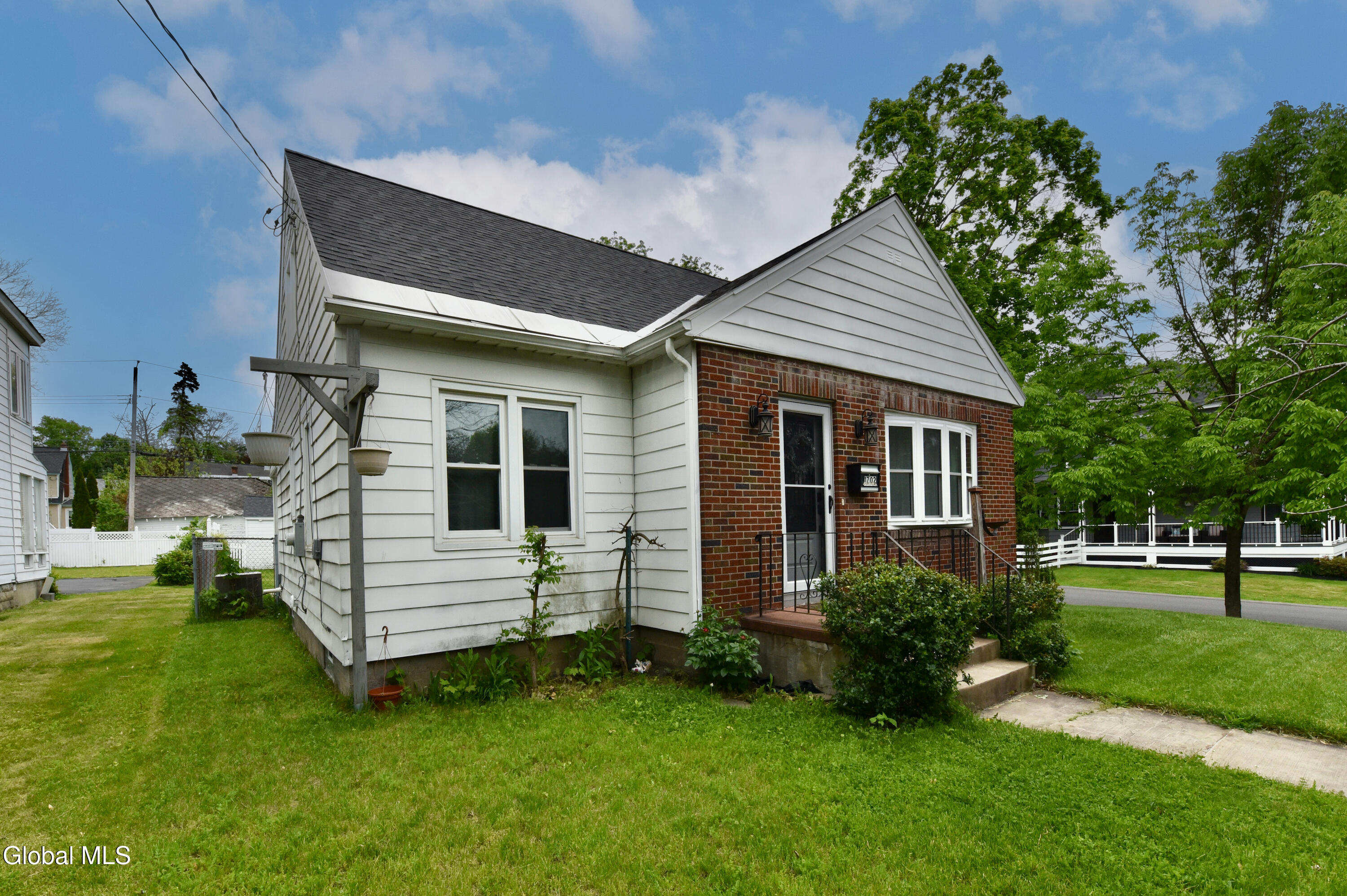 1702 Lenox Road Schenectady, NY 12308 - Photo 3 of 64 3