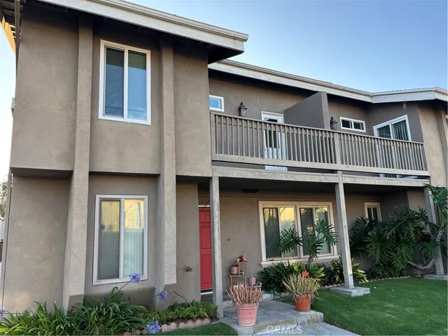 a view of a house with porch and garden