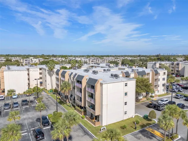 $2,200 | 7785 Southwest 86th Street, Unit E222, Miami, FL 33143