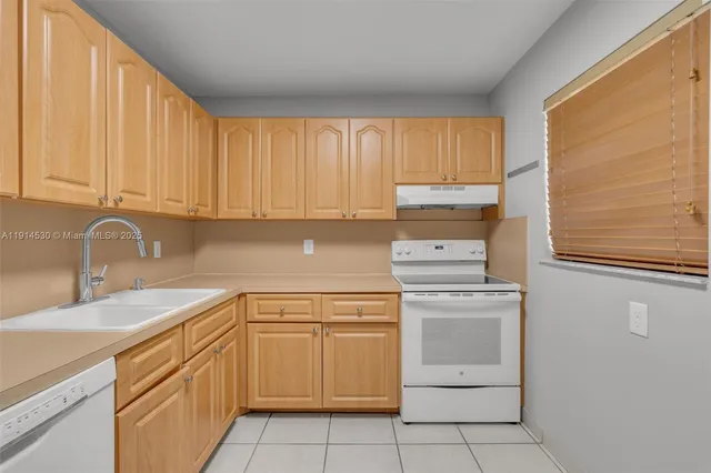 $2,200 | 7785 Southwest 86th Street, Unit E222, Miami, FL 33143