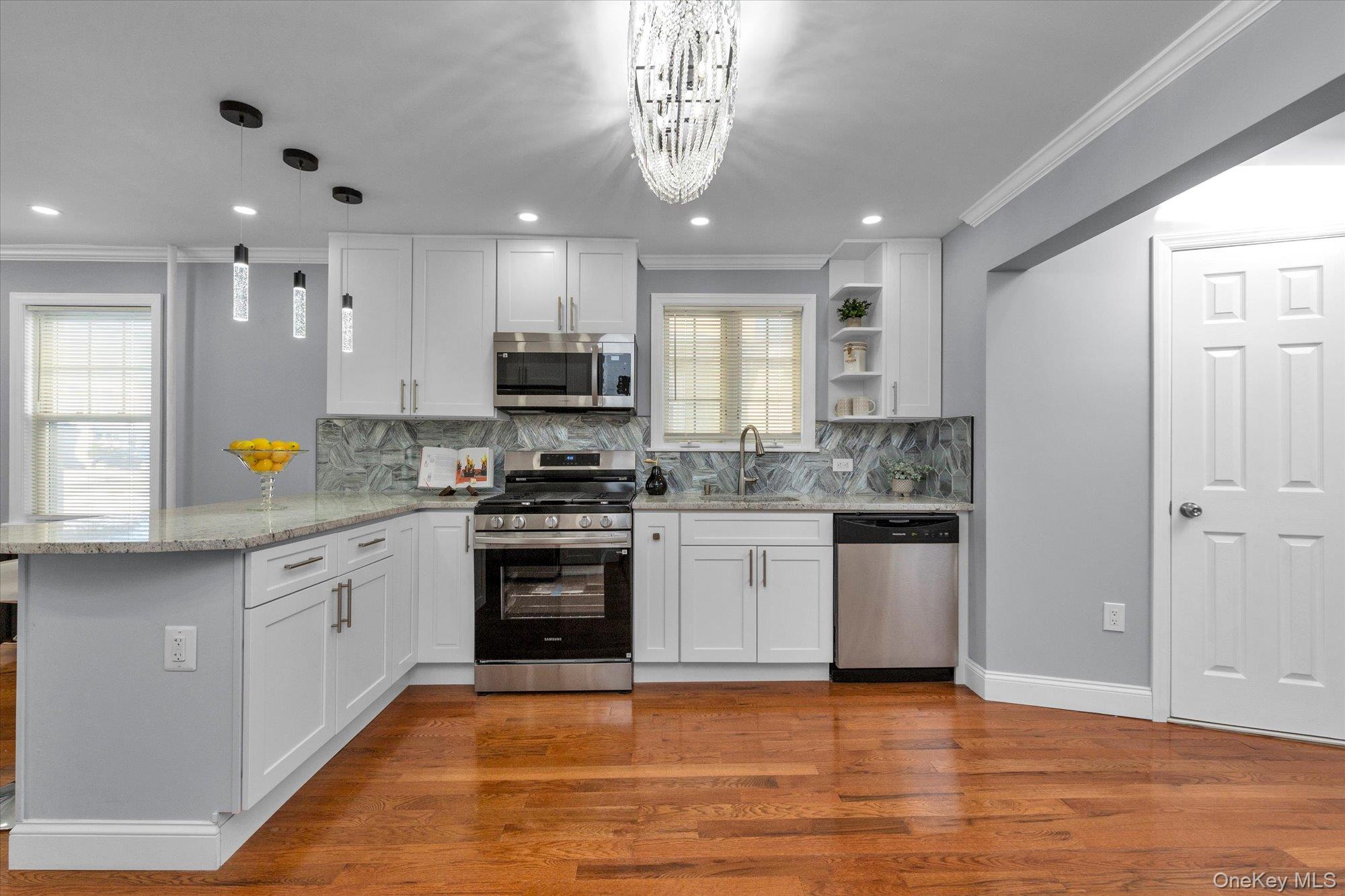 246 Wellington Road Mineola, NY 11501 - Photo 8 of 24