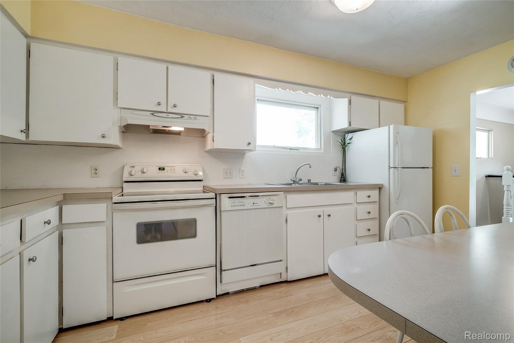 5270 Drayton Road Clarkston, MI 48346 - Photo 16 of 29 Interiors (8 of 24).jpg