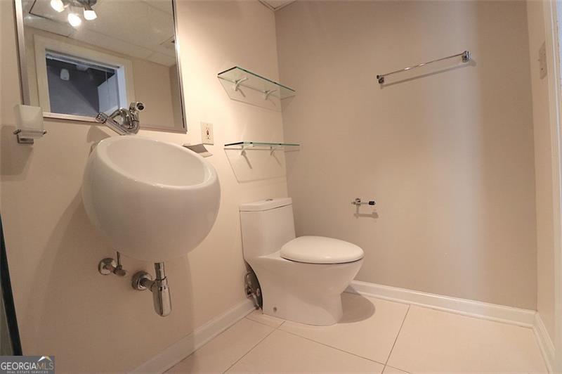 32 Peachtree Street, Unit 1601 Atlanta, GA 30303 - Photo 27 of 55 a bathroom with a toilet sink and shower