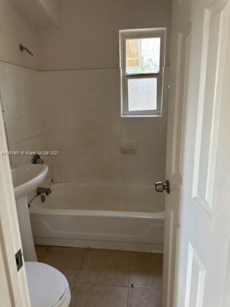 363 Glouchester Street Boca Raton, FL 33487 - Photo 8 of 13 a bathroom with a toilet and a bathtub