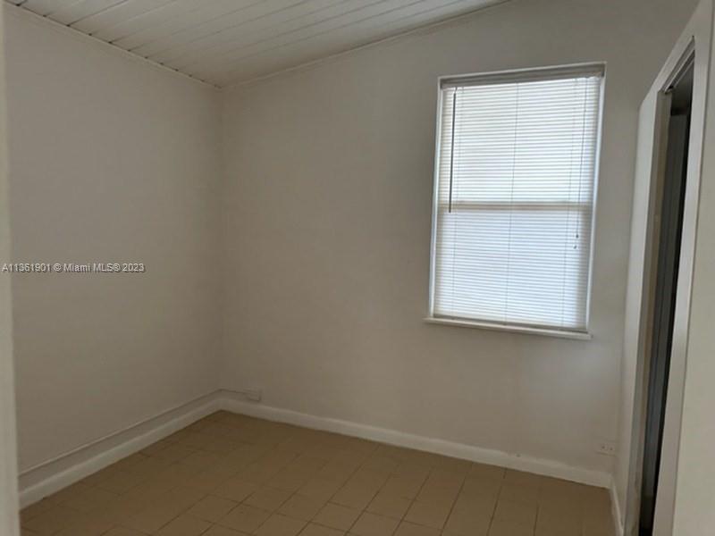 363 Glouchester Street Boca Raton, FL 33487 - Photo 9 of 13 an empty room with a window