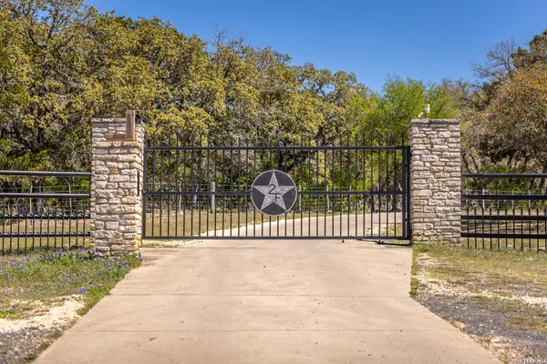 $8,750,000 | 6110 Highway 173, Hondo, TX 78861