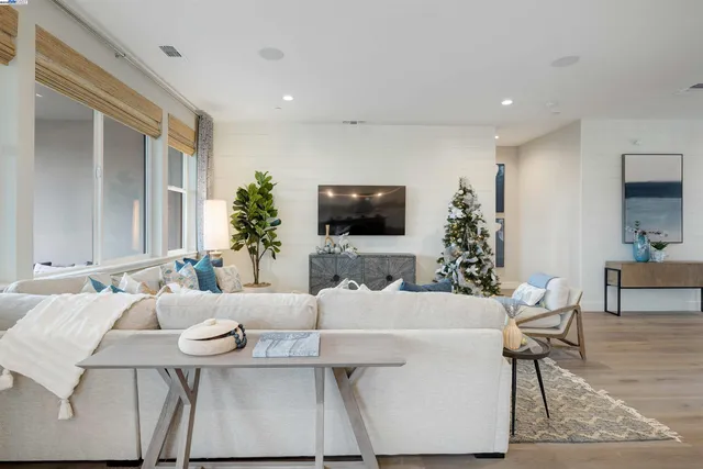 a large kitchen with kitchen island a large island in it
