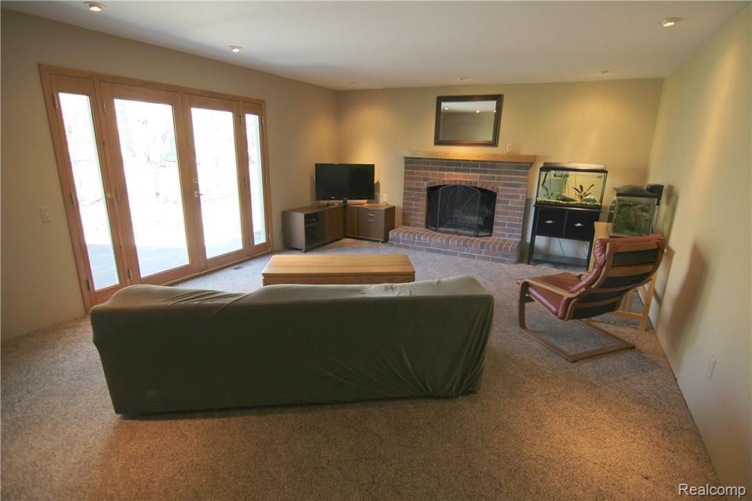 1111 Hemlock Drive Rochester, MI 48307 - Photo 13 of 28 JHelock Dr Great Room.jpg