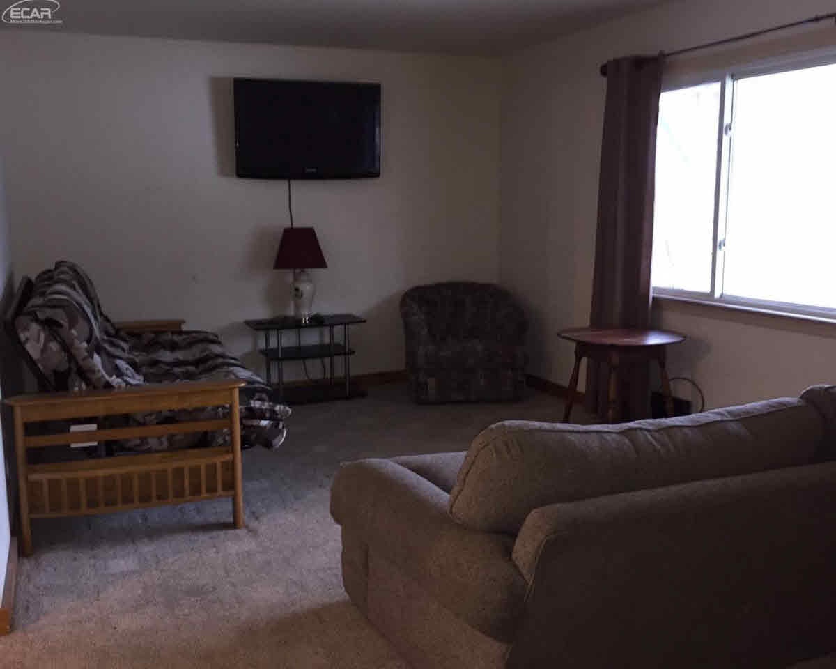 3465 West Carpenter Road Flint, MI 48504 - Photo 9 of 27 21259359-8.JPG
