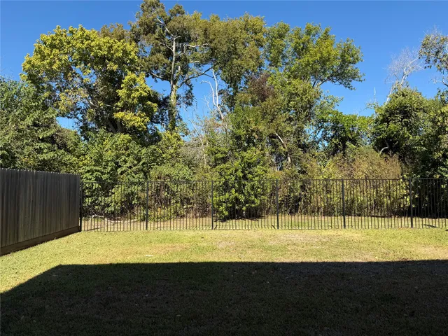 a view of a yard with a house