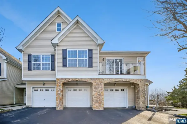 $429,000 | 37 Mountainside Drive, Pompton Lakes, NJ 07442