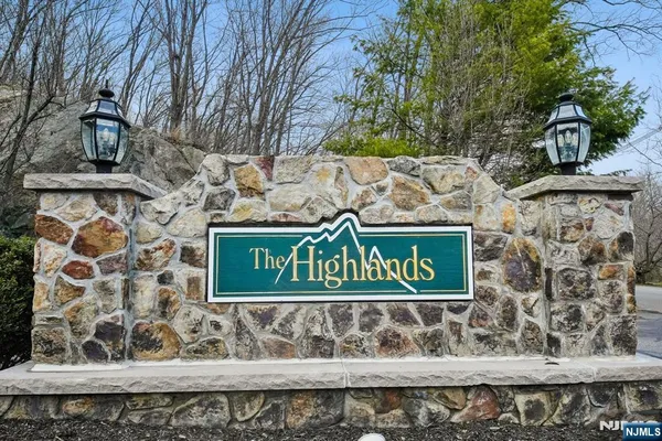 $429,000 | 37 Mountainside Drive, Pompton Lakes, NJ 07442