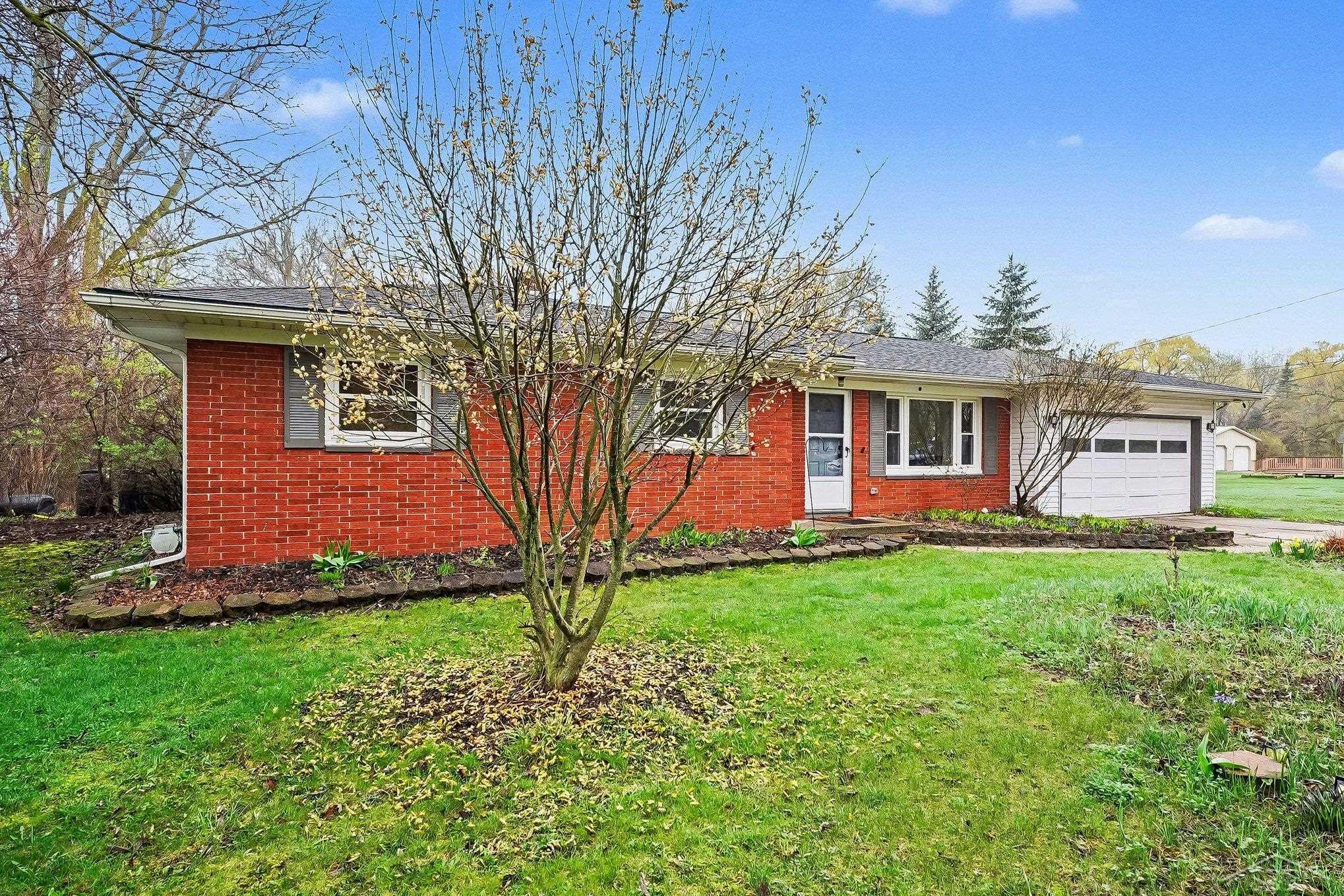 1555 Schust Road Saginaw, MI 48604 - Photo 2 of 36 50204741-9623483b-ac94-4c6c-a4f7-e5ab201c3903.JPG