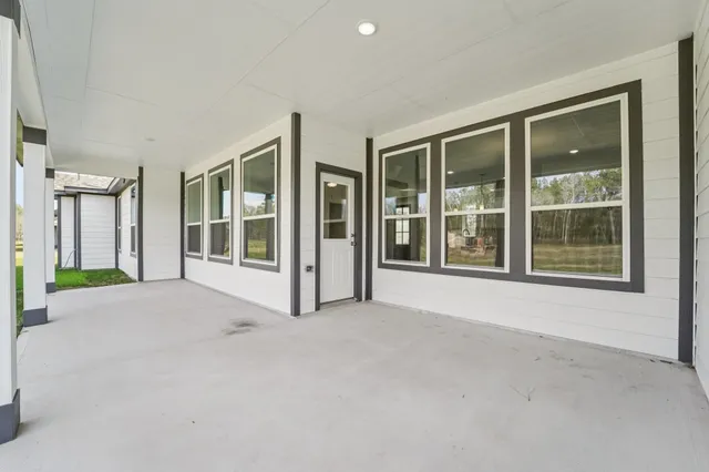 a view of an empty room with floor to ceiling window and walk in closet