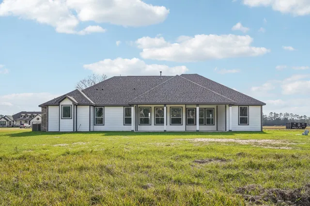 a view of a house with yard and front view of a house