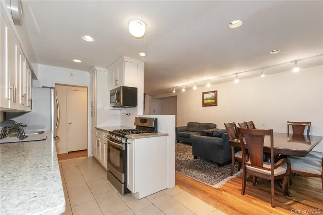 $688,000 | 25 Canterbury Road, Unit 2F, Great Neck, NY 11021