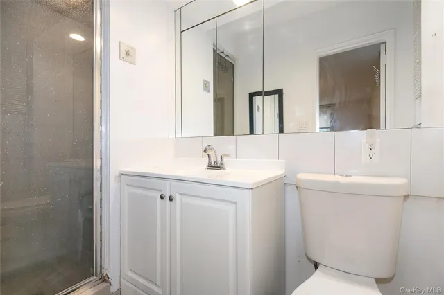 $688,000 | 25 Canterbury Road, Unit 2F, Great Neck, NY 11021