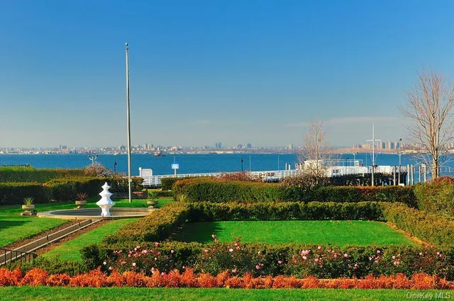 $688,000 | 25 Canterbury Road, Unit 2F, Great Neck, NY 11021