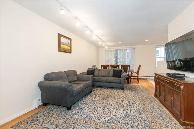 $688,000 | 25 Canterbury Road, Unit 2F, Great Neck, NY 11021