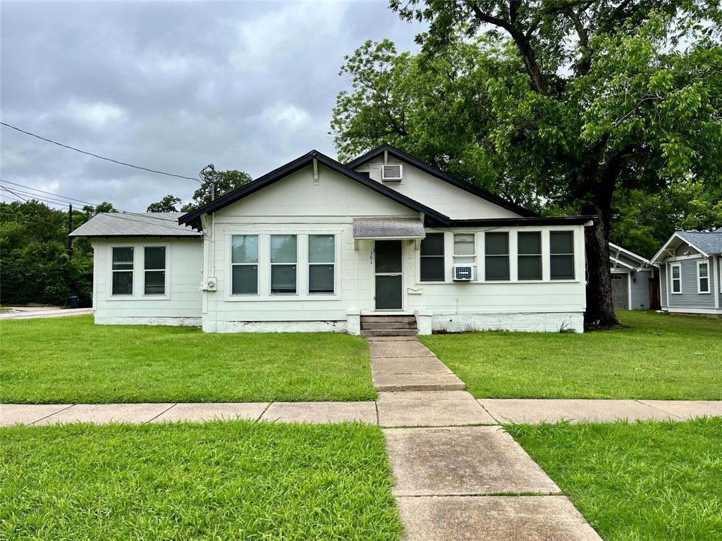 1002 Gregg Street, Unit CB Denton, TX 76201 - Photo 2 of 11 Here is the front of the home.