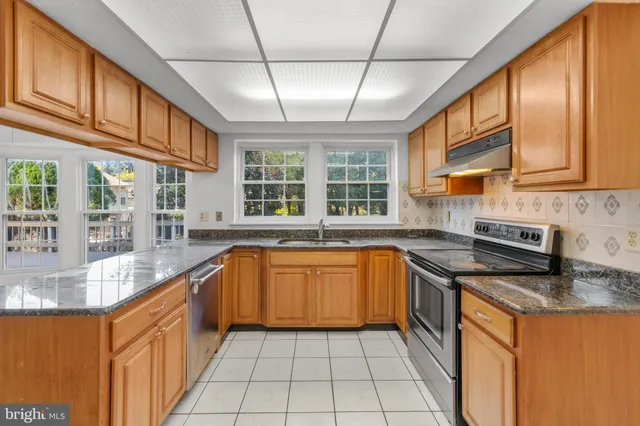 a view of empty room with wooden floor and ceiling fan