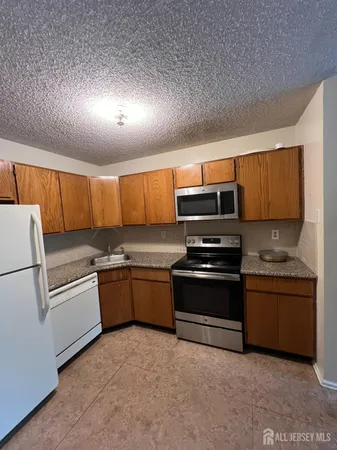 $320,000 | 285 Hampshire Court, Piscataway, NJ 08854