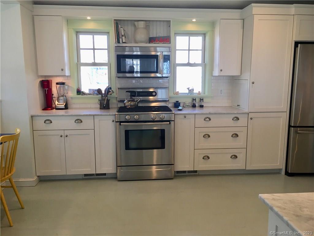 33 Ridgewood Avenue Madison, CT 06443 - Photo 11 of 37