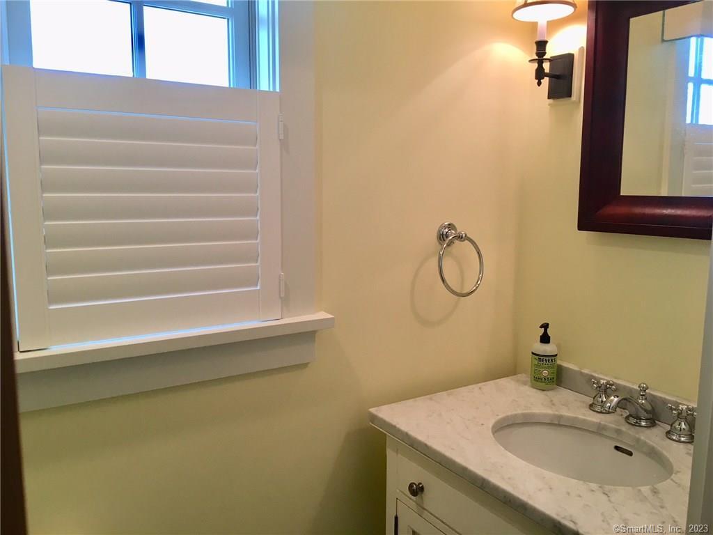 33 Ridgewood Avenue Madison, CT 06443 - Photo 18 of 37