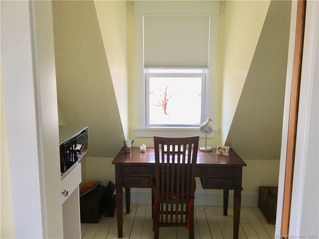 33 Ridgewood Avenue Madison, CT 06443 - Photo 23 of 37 Office Nook in Primary Suite