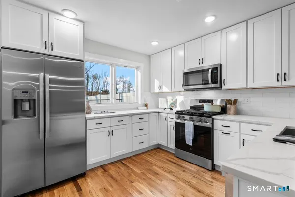 $549,900 | 22 A Merritt Avenue, Woodbridge, CT 06525