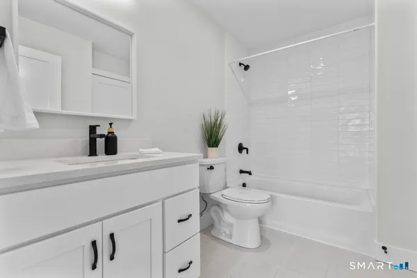 $549,900 | 22 A Merritt Avenue, Woodbridge, CT 06525