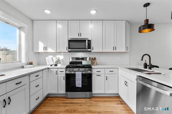 $549,900 | 22 A Merritt Avenue, Woodbridge, CT 06525