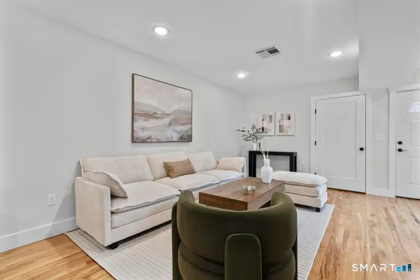 $549,900 | 22 A Merritt Avenue, Woodbridge, CT 06525