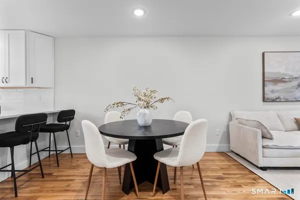 $549,900 | 22 A Merritt Avenue, Woodbridge, CT 06525