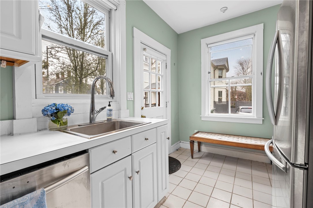 32 School Street, Unit 2 Newport, RI 02840 - Photo 13 of 33