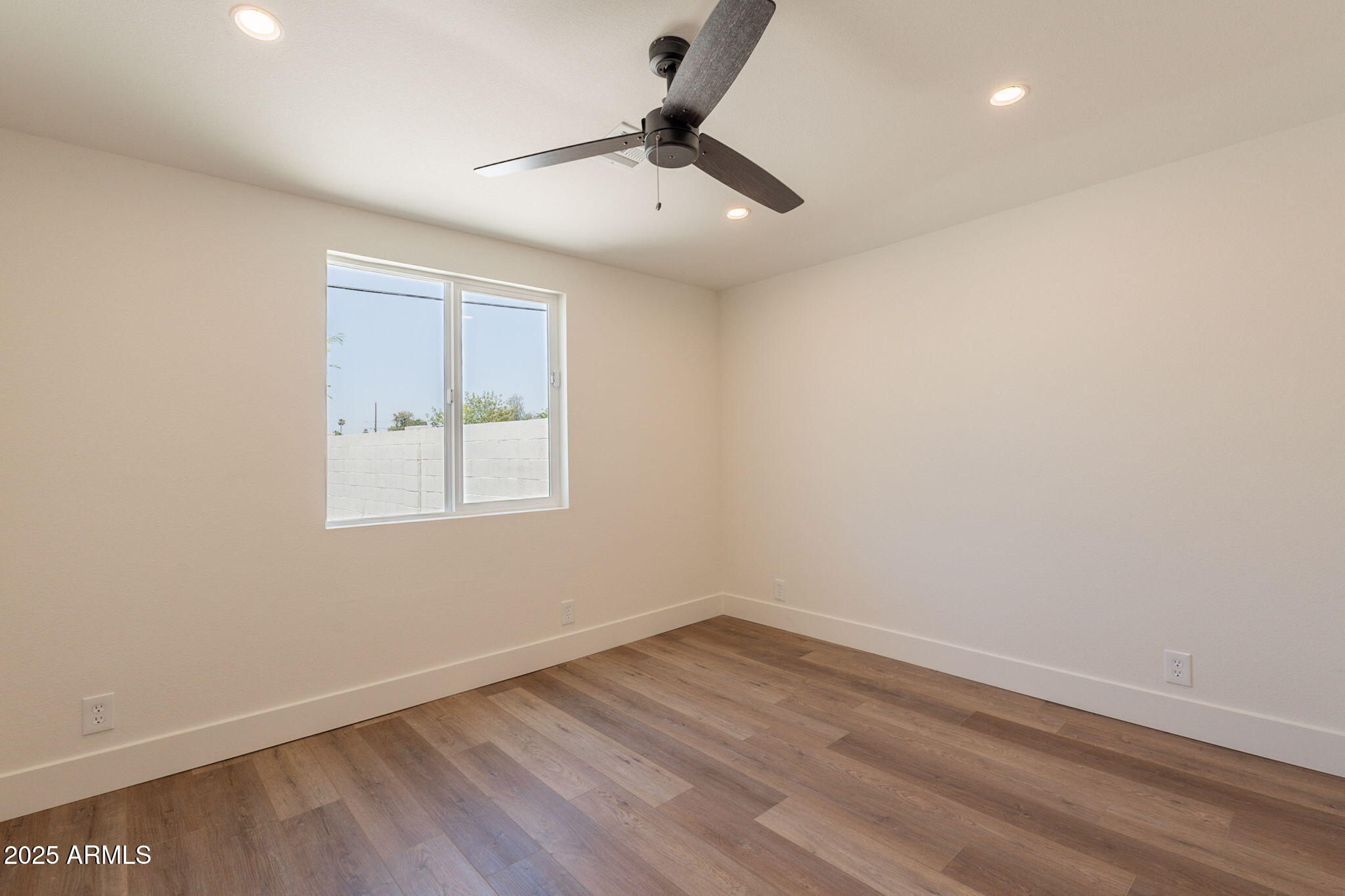 1530 East Alameda Drive Tempe, AZ 85282 - Photo 32 of 54 an empty room with a window