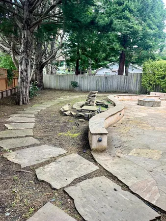 a view of a backyard