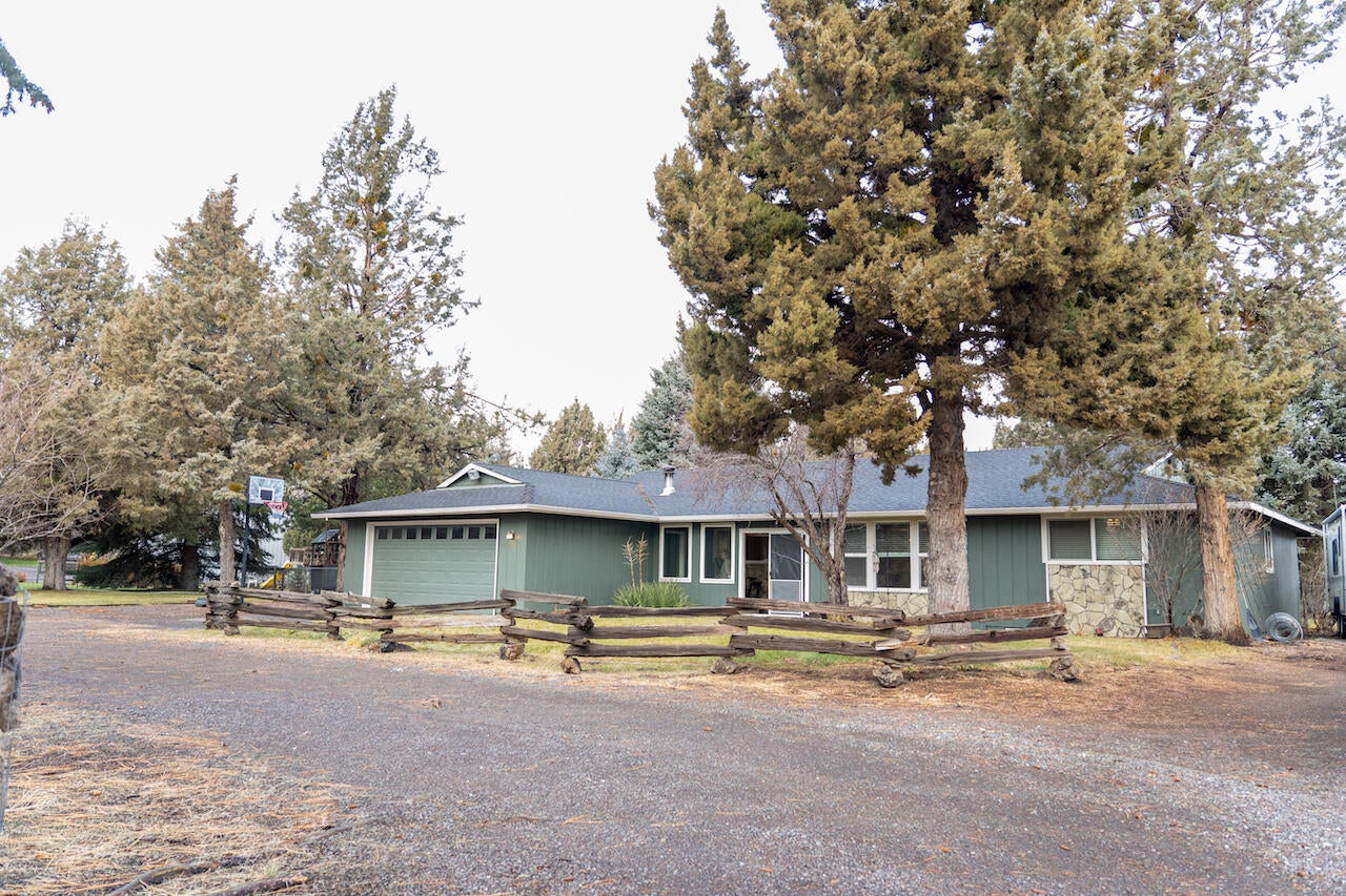 63410 Hamehook Road Bend, OR 97701 - Photo 4 of 35 HDR 19890
