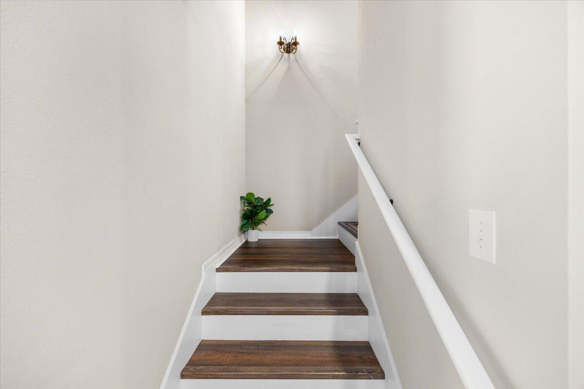 239 Wainwright Drive Crestview, FL 32539 - Photo 16 of 29 Stairs