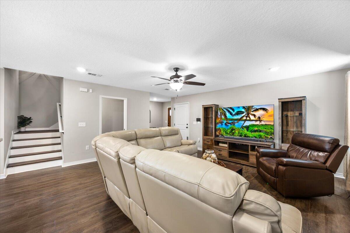 239 Wainwright Drive Crestview, FL 32539 - Photo 7 of 29 Living Room