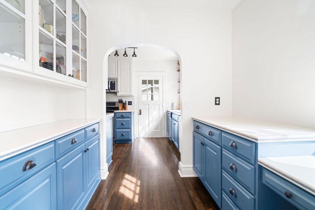 1960 Chelsea Road Columbus, OH 43212 - Photo 20 of 60 Butler's pantry and arched doorways add convenience and charm