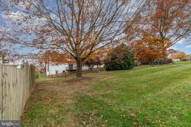 a view of a yard with a house