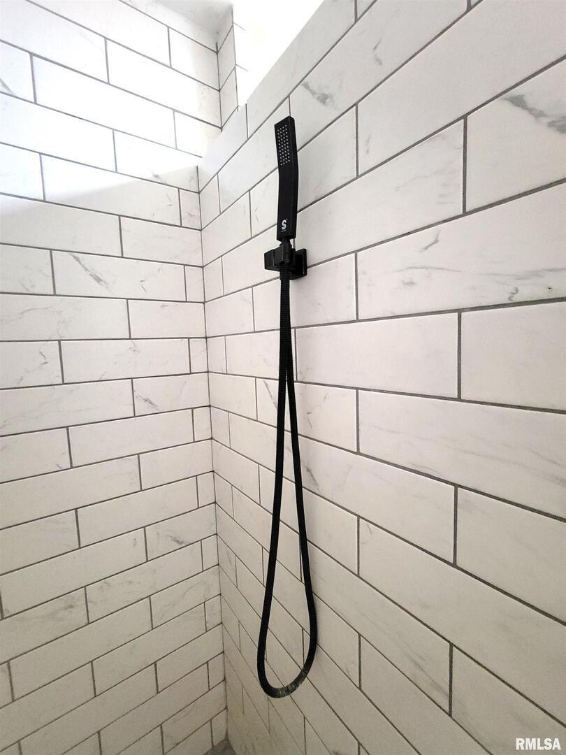 7324 State Rte 161 Extension Iuka, IL 62849 - Photo 17 of 78 a bathroom with a shower